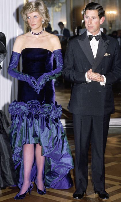 At royal engagements, Diana could be counted on to reflect her vibrant personality in her clothing. Here, the princess exudes glamour in another Catherine Walker creation for a night at the opera. Her ensemble's crowning achievement is the stunning double-cluster diamond and amethyst earrings and matching double-strand diamond-and-amethyst bead choker.   <p>Photo: © Getty Images</p> Diana Makeup, Diana Princesa, Diana Queen, Princess Diana Dresses, Nude Tights, Prinz Charles, Royal History, Princess Diana Fashion, Wales Family