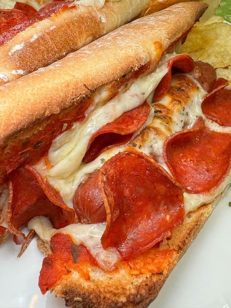 Delicious Pizza Hot Dogs - Hot Rod's Recipes Pizza Hot Dogs, Hot Dog Pizza Recipes, Hot Dog Pizza, Pizza Slider, Hot Dog Toppings, Pizza Sauce Homemade, Deep Dish Pizza, Hot Dog Recipes, Delicious Pizza