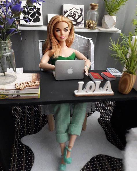 Barbie Office, Dollhouse Office, Princess Makeover, Executive Office, Doll Ideas, Hello Dolly, Her World, Diy Dollhouse, Barbie Fashion