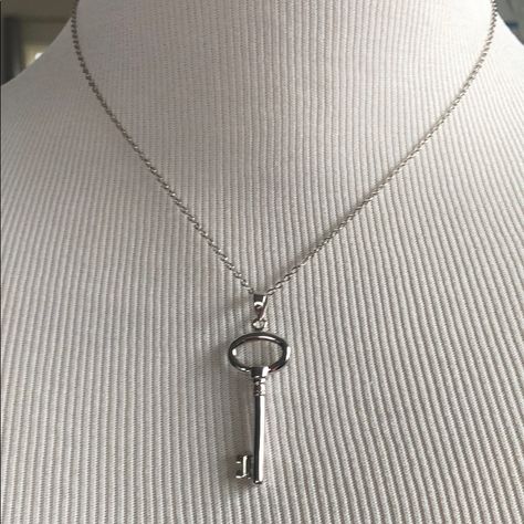 Nwot! Cute Key Necklace, Length Can Be Adjusted. 200s Jewelry, Key Necklace Aesthetic, 2000s Necklace, Physical Manifestation, Necklaces Key, Key Necklaces, Money Buys Happiness, Silver Key Necklace, Perfume Necklace