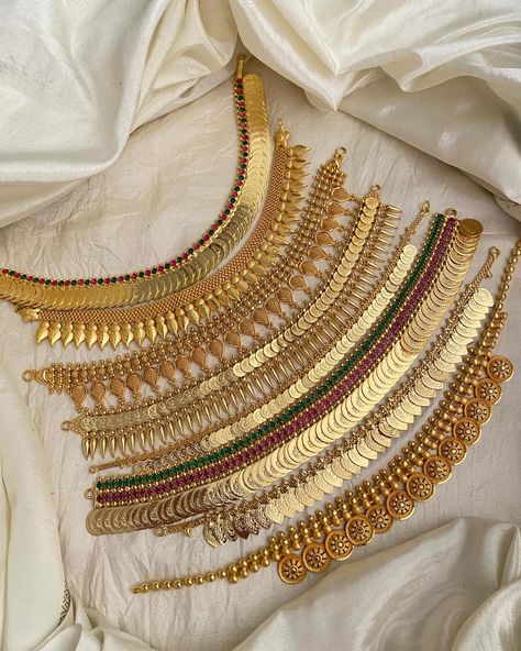 Kerala Necklace Sets From 'Vriksham' • South India Jewels Kerala Necklace, Kerala Jewellery, Unique Gold Jewelry Designs, Temple Jewelry Necklace, Bridal Jewelery, Choker Necklace Designs, Bangles Jewelry Designs, Necklace Sets, April 21