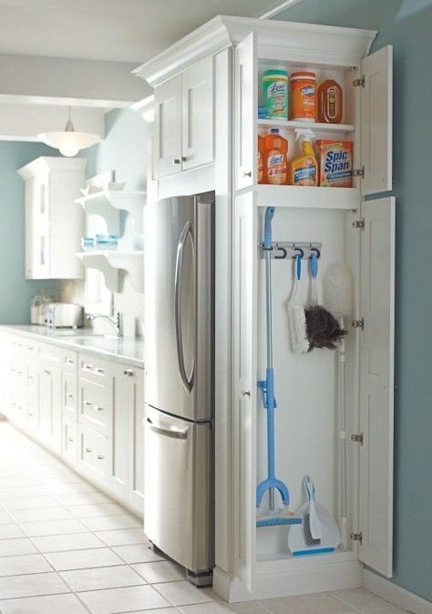 Kitchen Ikea, Tiny House Storage, Bachelor Pad, Trendy Kitchen, Kitchen Remodel Idea, White Cabinets, Diy Kitchen, Interior Design Trends, Cleaning Tips