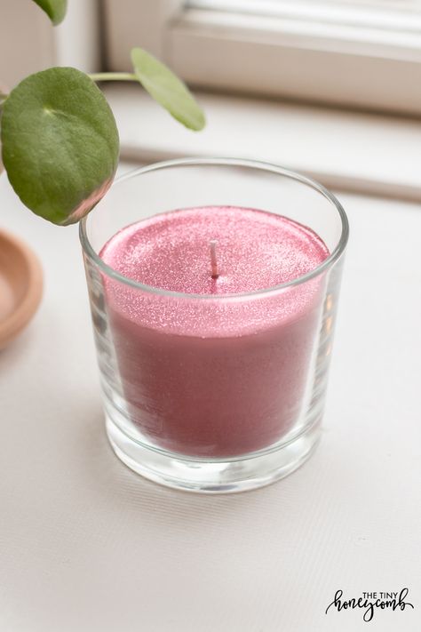 Ever wondered how you can make your own glitter candles? This tutorial will show how easy it is! Diy Glitter Candles, Lilin Aroma, Glitter Projects, Hand Dipped Candles, Homemade Scented Candles, Soya Mumu, Valentine Candles, Spa Candle, Candle Kits