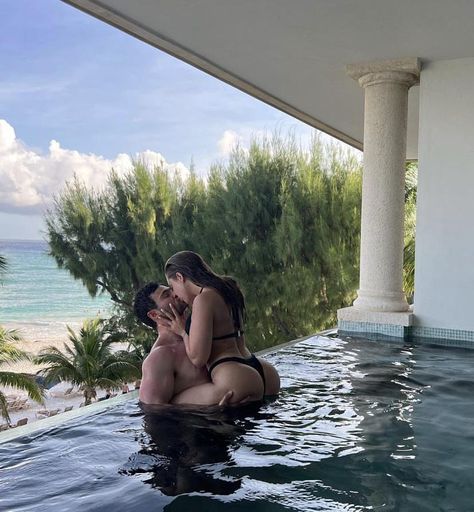 Couple Poses In Pool, Couple In Swimming Pool, Pool Couple, Casal Aesthetic, Couple Aesthetic Outfits, Couple Swimming, Healthy Couple, Ideal Couple, Pool Poses