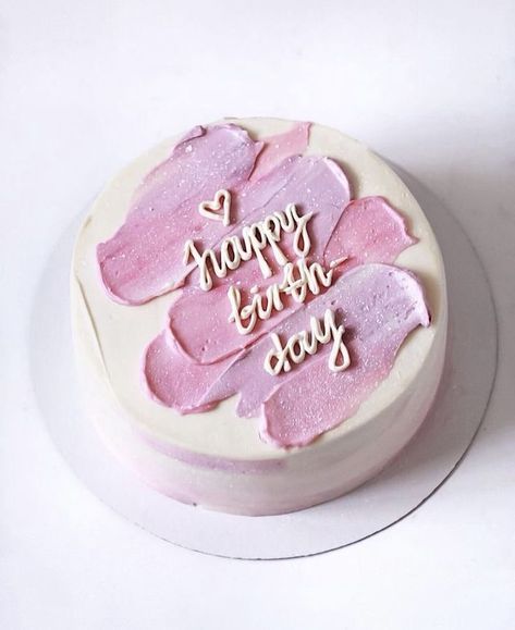 lunchbox mini cakes Hbd Mom Cake, Mini Cake Designs Birthday, Pretty Cakes Aesthetic, Happy Birthday Bento Cake, Birthday Cakes Aesthetic, Pink Theme Cake, 19 Birthday Cake, Minimalist Birthday Cake, Bento Cake Design