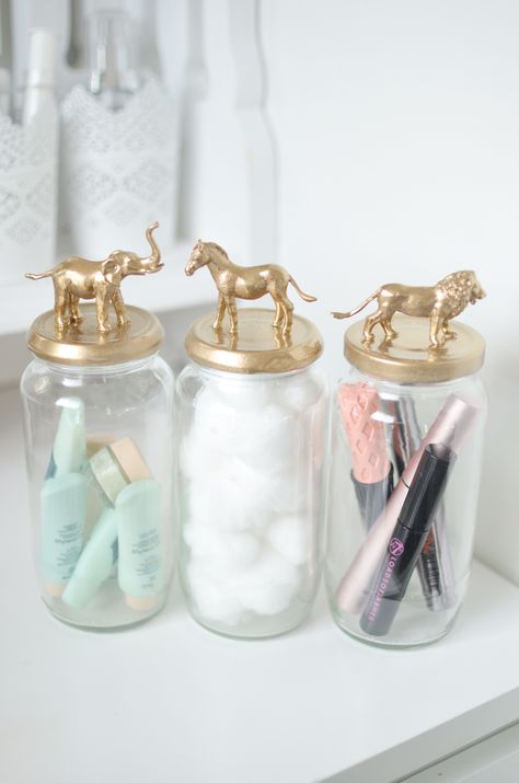 My new post is a DIY to make these cute gold animal storage jars. http://www.bangonstyleblog.com/2015/04/gold-animal-jar-diy.html Chic Decor Diy, Teenage Room Decor, Diy Spray Paint, Dekor Diy, Diy Sprays, Diy Posts, Gold Horse, Teen Room Decor, Jar Diy