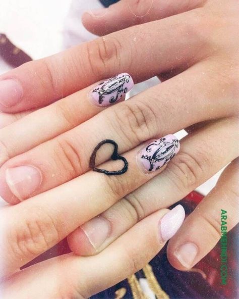 Friendship Henna Tattoos, Bff Henna Ideas, Matching Mehndi Designs, Hannah Ideas Easy, Friendship Mehndi Designs, Fun Henna Designs Simple, Henna Designs Best Friends, Easy Simple Henna Designs For Beginners, Couples Henna Tattoo