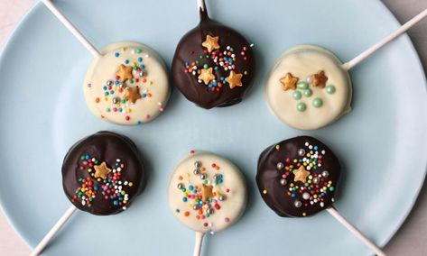 These cute Oreo cookie pops are dipped in white or dark chocolate and decorated with pretty sprinkles. Serve them up at a party or wrap them up to give as gifts. Oreo Popsicles, Party Food For Kids, Cookies Cute, Oreo Cookie Pops, Super Cookies, Oreo Biscuits, Food For Kids, Christmas Cake Pops, Oreo Pops