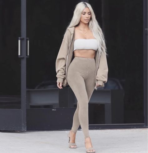 Obsessed with Kim Kardashian’s outfit; casual beige leggings, cream bandeau crop top, and loose sweatshirt. Love her platinum blonde hair, too. Kim Kardashian Yeezy, Yeezy Collection, Yeezy Season 6, Estilo Kim Kardashian, Estilo Kardashian, Yeezy Outfit, Kim Kardashian Outfits, Kim K Style, Kardashian Outfit