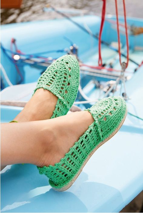 Crocheted Espadrilles Slippers Free Pattern for summer and Beach Shoes Crochet Flip Flops, Crocheted Slippers, Crochet Slippers Free Pattern, Crochet Slipper Pattern, Confection Au Crochet, Crochet Boots, Crochet Sandals, Crochet Booties, Crochet Socks