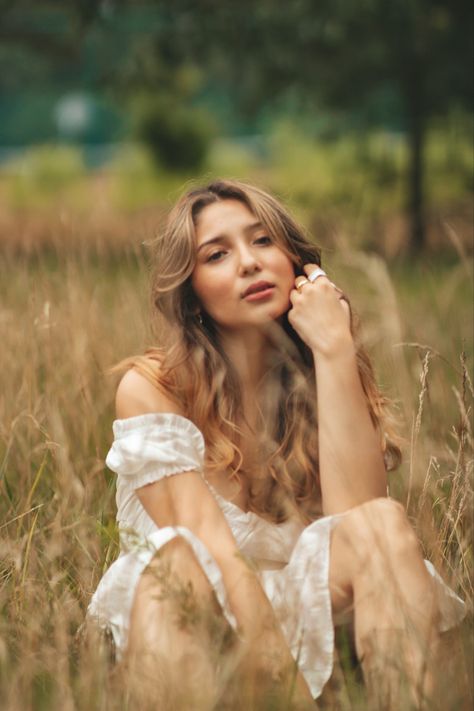 photo shoot in field white dress Photography In The Field, Stool In A Field Photo Shoot, Field Dress Photoshoot, Long Dress Field Photoshoot, White Dress Nature Photoshoot, Black Dress Field Photoshoot, Flower Field Portrait, Boho Field Photoshoot, Daisy Field Photoshoot