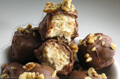 Bread Balls, Cake Ball Recipes, Banana Bread Cake, Cake Ball, Moist Banana Bread, Mini Treats, Baked Banana, Just Bake, Chocolate Topping