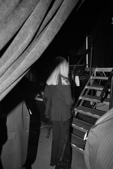 Backstage Concert Photography, Backstage Concert Aesthetic, Backstage Aesthetic Concert, Backstage Aesthetic, Backstage Concert, Backstage Music, Backstage Photoshoot, Photography Art Book, Music Documentaries