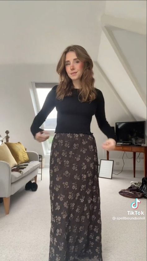 Long Skirt Mom Outfits, Long Floral Skirt Outfit Winter, Patterned Long Skirt Outfits, Long Skirt Long Sleeve Outfit, Long Skirts Winter Outfit, Maxi Skirt Outfit Grunge, Hoizer Concert Outfit Ideas, 90s Skirt Outfits Long, Maxi Skirt Outfit Work