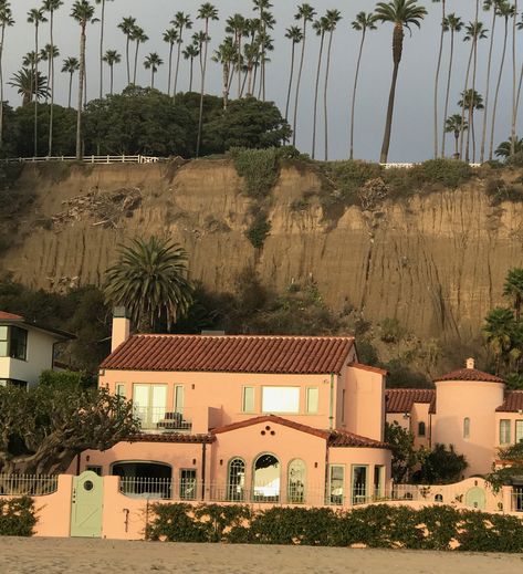 Beach house on PCH, Santa Monica Santa Monica House, Santa Monica Houses, Santa Monica Apartment, Angeles Aesthetic, Calabasas Homes, Los Angeles Aesthetic, House Aesthetic, Santa Monica California, Aesthetic Beach