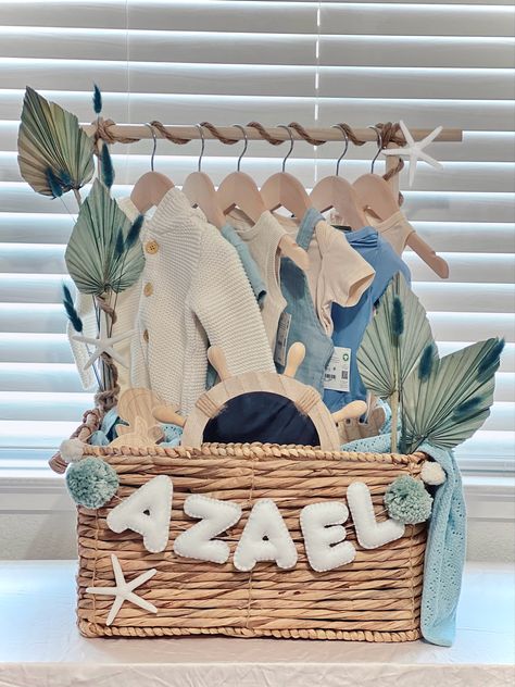 Wooden Baby Shower Gifts, Babyshower Gift Idea Boys, Wooden Basket Gift Hamper, Baby Clothes Gift Basket, Diy Baby Basket Gift Ideas, Baby Shower Boy Gift Ideas, Baby Shower Basket Gift Ideas Boy, Baby Boy Basket Gift Ideas, Diy Baby Shower Gifts For Boys