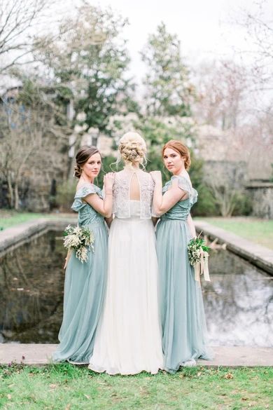 How to Have a Beautiful English Garden Wedding in the Spring English Outdoor Wedding, Wedding English Garden, English Garden Wedding Bridesmaid, English Garden Bridal Bouquet, English Country Garden Bouquet, Free Wedding Templates, English Garden Wedding, Easy Wedding Planning, Indie Wedding