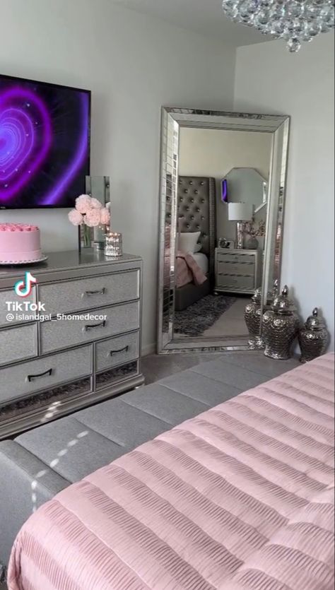 White Pink And Silver Bedroom, Pink Silver Room Bedrooms, Silver And Pink Bedroom Decor, Room Decor Ideas Latina, Simple Boujie Bedroom, Room Ideas Gray And Pink, Modern Baddie Bedroom, Sparkly Bedroom Ideas, Women Apartment Bedroom Ideas