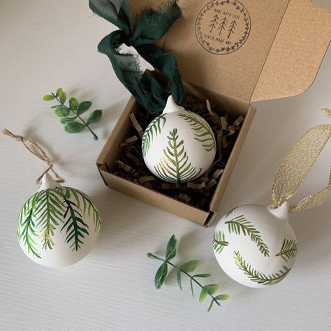 Green And Gold Christmas, Ceramic Baubles, Hand Painted Bauble, Baubles Christmas, Xmas Baubles, Chiffon Ribbon, Art Teaching, Gold Christmas Decorations, Christmas Tree Painting