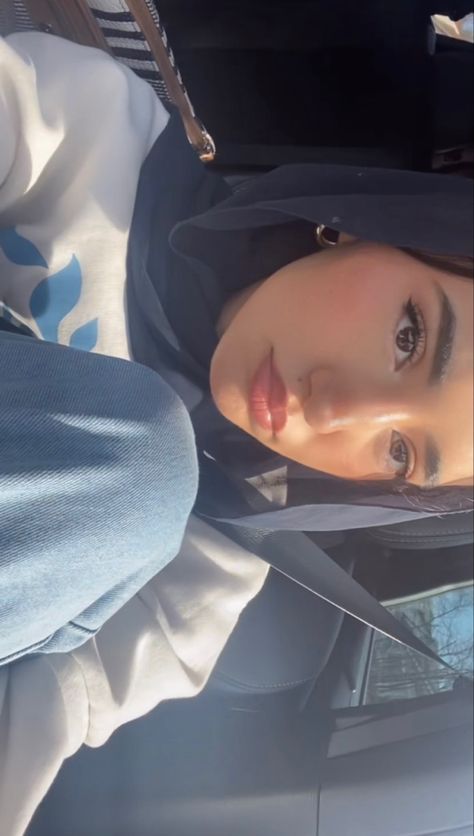 Hijabi Selfie, Ootd Poses, Estilo Hijab, Hijabi Fits, Stile Hijab, Hijab Style Tutorial, Hijab Trends, Muslim Outfits Casual, Smink Inspiration