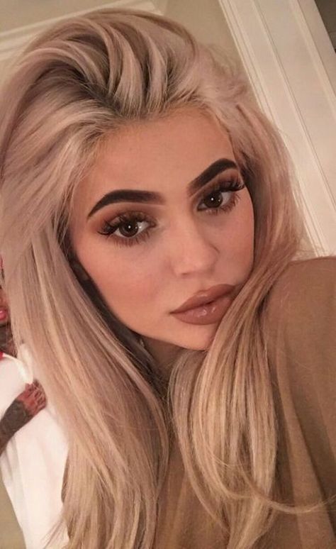 This Kylie Jenner makeup look is definitely one you need to copy! Stylizacje Kylie Jenner, Blonde Hair And Brown Eyes, Blonde Hair And Brown, Kendall Ve Kylie, Champagne Blond, Kylie Jenner Makeup Look, Maquillage Kylie Jenner, Look Kylie Jenner, Jenner Hair