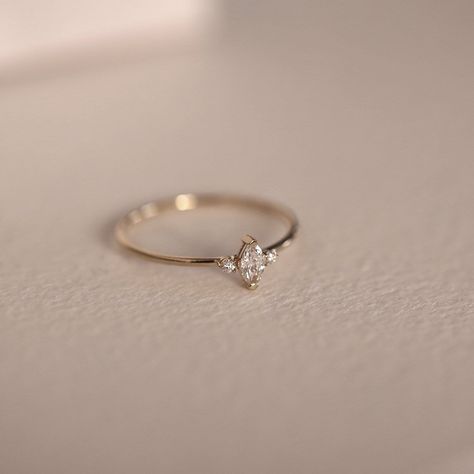 Nose Jewellery, Unique Diamond Wedding Bands, Cute Promise Rings, Minimalist Diamond Rings, Cute Engagement Rings, Zierlicher Ring, Moissanite Diamond Rings, Promise Rings For Her, Wedding Rings Unique