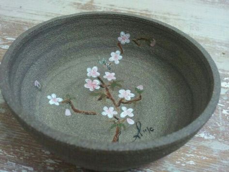 Painted Ceramic Mug Ideas, Cherry Blossom Pottery, Ceramics Bowls Designs, Ceramic Pinch Pots, Ceramic Cafe, Painted Ceramic Plates, Diy Pottery Painting, Pottery Pots, Pottery Painting Designs