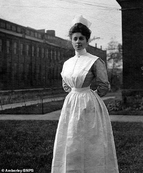 Fascinating photographs reveal the tireless work ethic of nurses in the late 19th century | Daily Mail Online Victorian Nurse Uniform, 1800 Doctor, 19th Century Doctor, Victorian Nurse Aesthetic, Victorian Era Outfits, Victorian Doctor, St. Thomas, History Of Nursing, Zombie Nurse