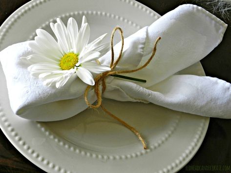 Daisy Centerpieces, Beautiful Napkin Folding, Easter Brunch Table, Tafel Decor, Brunch Table, Easter Table Settings, בר מצווה, Pretty Tables, Napkin Folding