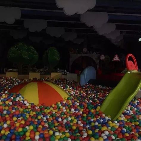 Dont go under the ball pit. Dreams Core Aesthetic, Dreamcore Aesthetic, Weirdcore Aesthetic, Nostalgic Pictures, Nostalgia Core, Fun Memories, Dreamcore Weirdcore, Strange Places, Weird Dreams