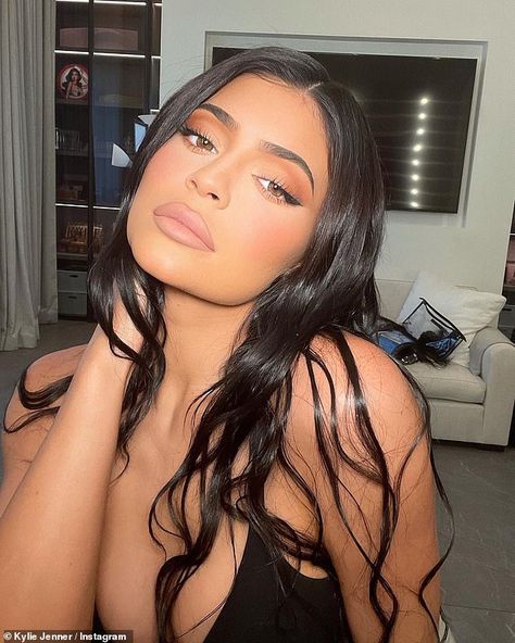 King Kylie! Kylie Jenner, 24, became the first woman in Instagram history to reach 300M followers Maquillaje Kylie Jenner, Maquillage Kylie Jenner, Kylie Jenner Fotos, Kily Jenner, Kylie Jenner News, Look Kylie Jenner, Looks Kylie Jenner, Kylie Makeup, Kylie Baby