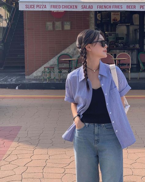 Summer Button Down Outfit, Polo Outfit Women's Korean, Polo Shirts Women's Outfit, Blue Polo Shirt Outfit Women, Black Shirt Blue Jeans, Tita Outfit, Polo Shirt Outfit Women's, Photo Inspo Instagram, University Fashion