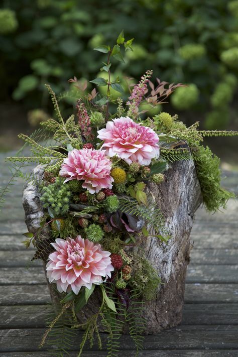 Woodland Wedding Centerpieces, Woodland Centerpiece, Woodland Theme Wedding, Rustic Woodland Wedding, Dekoratívne Vence, Unique Wedding Flowers, Rustic Wedding Centerpieces, Flower Centerpieces Wedding, Natural Wedding