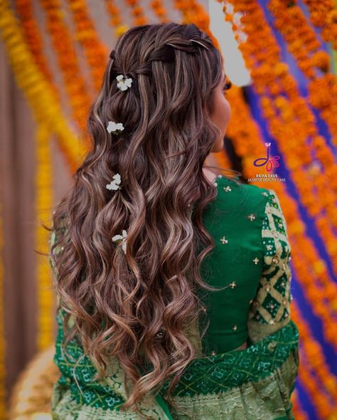 Diy Wedding Hairstyles, Mehendi Makeup, Indian Party Hairstyles, Party Hairstyles For Long Hair, Mehndi Hairstyles, Beautiful Wedding Hair, Open Hair, Engagement Hairstyles, Bridal Hairdo