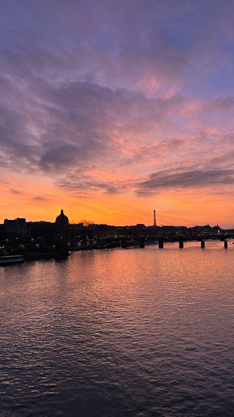 Ethereal Paintings, Sunset Sky Photography, Sunset Paris, Paris Sunset, Feed Insta, Cityscape Photography, Pretty Landscapes, Aesthetic Vibes, Sunset Sky