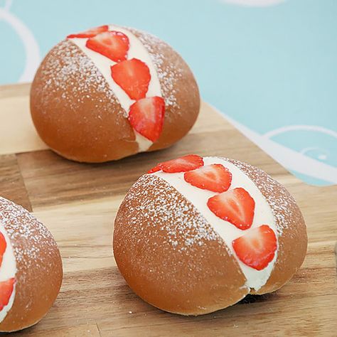 Paul Hollywood Brioche Recipe, Devon Split Buns, Devonshire Splits Paul Hollywood, Devonshire Split Buns, English Baking Recipes, Great British Bake Off Recipes Biscuits, Advanced Baking Recipes, British Baking Recipes, Devonshire Splits Recipe