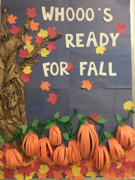 Bulletin Board Ideas Fall Preschool, Fall Themed Doors For Preschool, Fall Board Decorations, Fall Theme Preschool Bulletin Boards, Fall Community Board Ideas, Kindergarten Fall Decorations, September Display Boards, Autum Board Preschool, Fall Ideas For Bulletin Boards