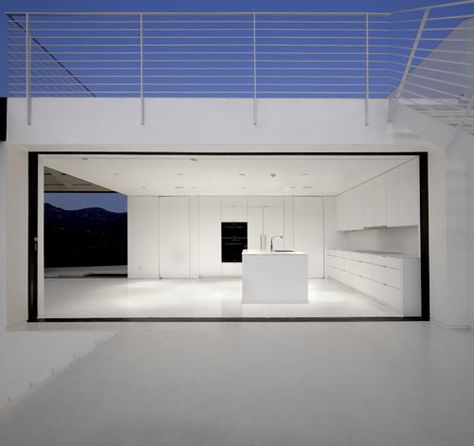 Nakahouse by XTEN Architecture Photo Interior Minimalista, Hollywood Sign, Minimalist Architecture, Hollywood Hills, Residential Building, Amazing Architecture, Minimalist Home, 인테리어 디자인, Interior Architecture Design