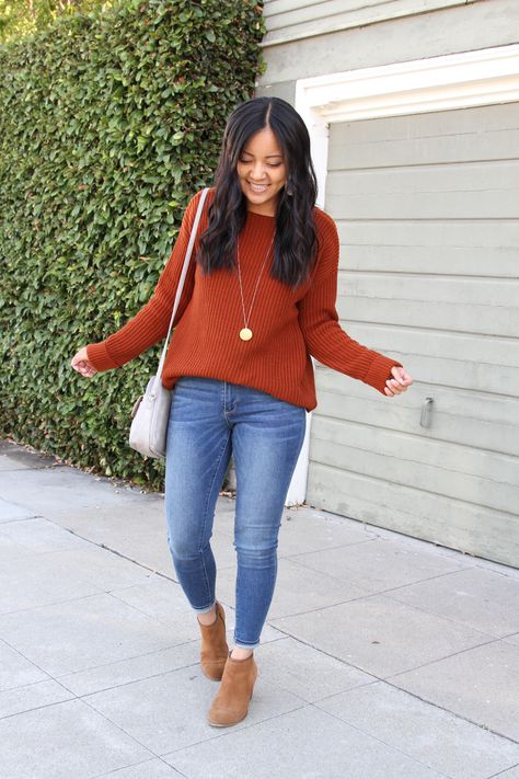 rust orange sweater + skinny jeans + taupe booties + grey purse Rust Orange Sweater, Orange Sweater Outfit, Pullover Sweaters Outfits, Pull Orange, Orange Outfits, Grey Purse, Rust Sweater, Orange Pullover, Orange Sweater