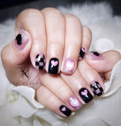 Kuromi Nails Simple, Pink And Black Nails Short, Black Nails Short, Sparkly Iphone Wallpaper, Uñas Ideas, Korean Nails, Glam Makeup Look, Cake Designs Birthday, Easy Nail Art