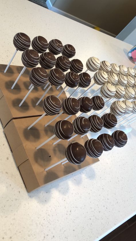 Dessert Bar Party, Chocolate Cake Pops, Party Food Buffet, Catering Ideas Food, Baking Business, Easter Cupcakes, Dessert Buffet, Chocolate Covered Strawberries, Wedding Desserts