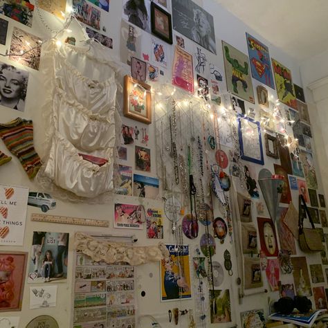 Trash Room Ideas, Aesthetic Cluttered Room, Messy Vintage Room, Room Ideas Clutter, Messy Wall Aesthetic, Postcards Aesthetic Wall, Clutter Wall Decor, Cluttered Wall Aesthetic, Postcard Collage Wall