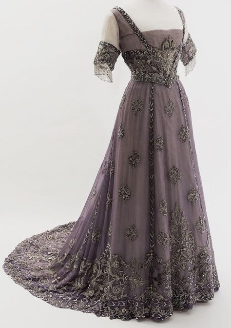 Edwardian Evening Gown, Fashion Museum, Royal Women, Queen Alexandra, Museum Fashion, Edwardian Dress, Silk Chiffon Dress, Old Dresses, Vintage Gowns