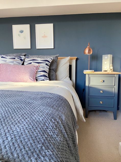 Dark grey bedside tables with gold handles next to a cream bed and dark blue walls Blue And Pink Bedroom, Blue Bedside Tables, Calming Interiors, Blue Wall Colors, Pink Bedroom Ideas, Bedroom Orange, White Carpet, Pink Bedrooms, Grey Bedroom