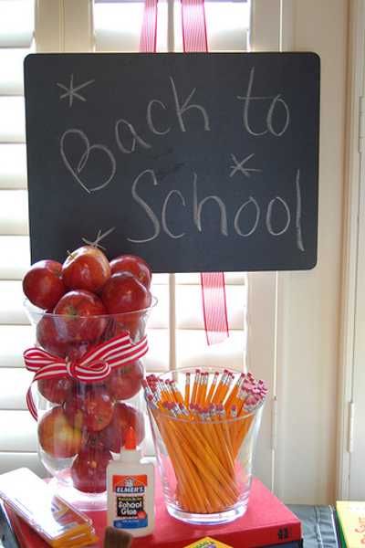 22 Creative Back to School Party Decorations and Table Centerpieces School Centerpieces, Back To School Party Ideas, Apple Table, School Party Ideas, Teacher Breakfast, Back To School Breakfast, School Tables, School Breakfast, Breakfast Party