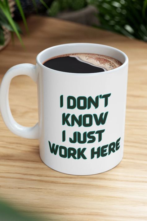 I Don't Know I Just Work Here Mug for Coworkers, Funny gift idea for coworkers, start getting your white elephant ideas now... Funny Mug Ideas, Tumblers For Coworkers, Funny Cheap Gifts, Cheap Gifts For Coworkers, White Elephant Ideas, Gift Idea For Coworkers, Mugs For Coworkers, Work Mugs Quotes, Funny Mugs For Coworkers