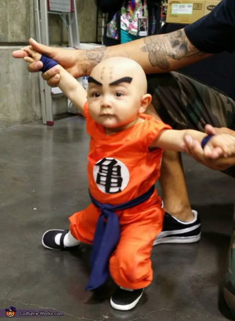 Raizo: My son raizo is krillin from dragon Ball z. Me and his dad customize his costume. He is 9months old. Harry Potter Kostüm, Baby Cosplay, Baby Boy Halloween, Baby Kostüm, Cartoon Costumes, Halloween Costume Contest, Toddler Halloween Costumes, Foto Baby