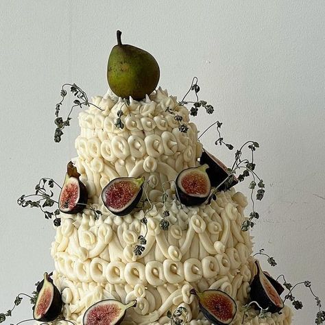 Aimee France on Instagram: "Spiced olive oil cake, mascarpone + fresh market plums and blackberries + foraged wineberry jam filling, honey goat cheese buttercream. Decorated with dried lemon thyme, mission figs, topped with a seckle pear. This is a wedding cake that feeds 30. For any cake inquires please email: 💌yungkombucha@gmail.com for more info, do not dm. Thank you to everyone who continues to support my business. If it wasn’t for you I would not be able to pursue my passion everyday a Wineberry Jam, Wedding Cake Figs, Coconut Wedding Cake, Minimalistic Cakes, Citrus Curd, Aimee France, Honey Goat Cheese, Coconut Buttercream, Vampire Party