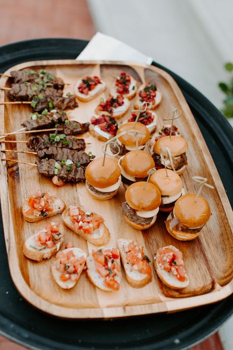 Appetizer Plate Ideas Presentation, Mini Beef Appetizers, Small Plates Wedding Food, Outdoor Wedding Hors D'oeuvres, Mini Sliders Appetizers, Heavy Appetizers Wedding, Mini Bruschetta Appetizers, Bbq Canapes, Heavy Horderves Appetizers Wedding