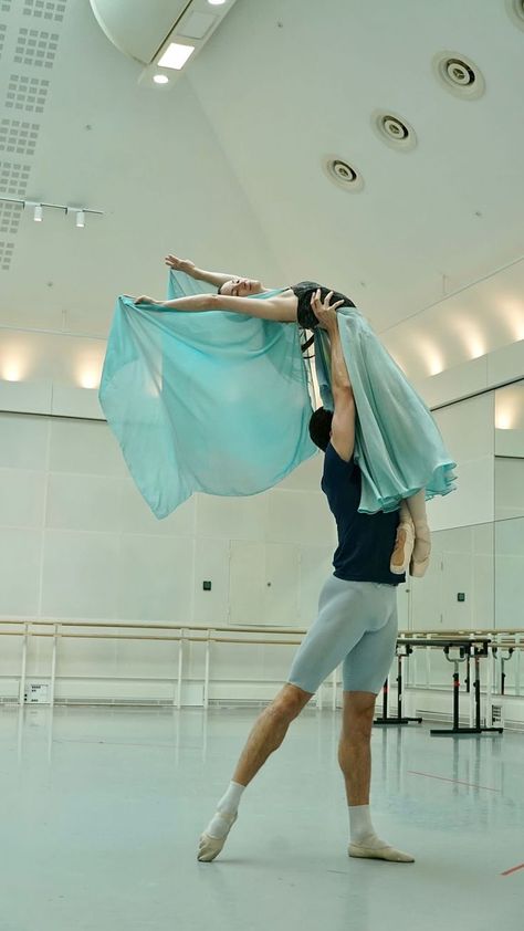 Royal Ballet Principal dancer Lauren Cuthbertson and newly promoted Principal Reece Clarke in rehearsals for Platinum Party at the Palace, choreographed by The Royal Ballet’s Kristen McNally, set to Hans Zimmer’s Planet Earth Suite II The Royal Ballet, Royal Ballet, Planet Earth, Palace, Dancer, Promotion, Platinum, Ballet Skirt, Ballet